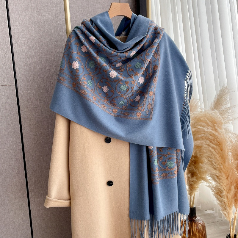 2025 Nuovo Ricamo Sciarpa di C - Woven Scarf Blanket recensione e prezzo