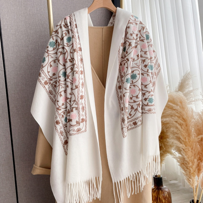 2025 Nuovo Ricamo Sciarpa di C - Woven Scarf Blanket recensione e prezzo